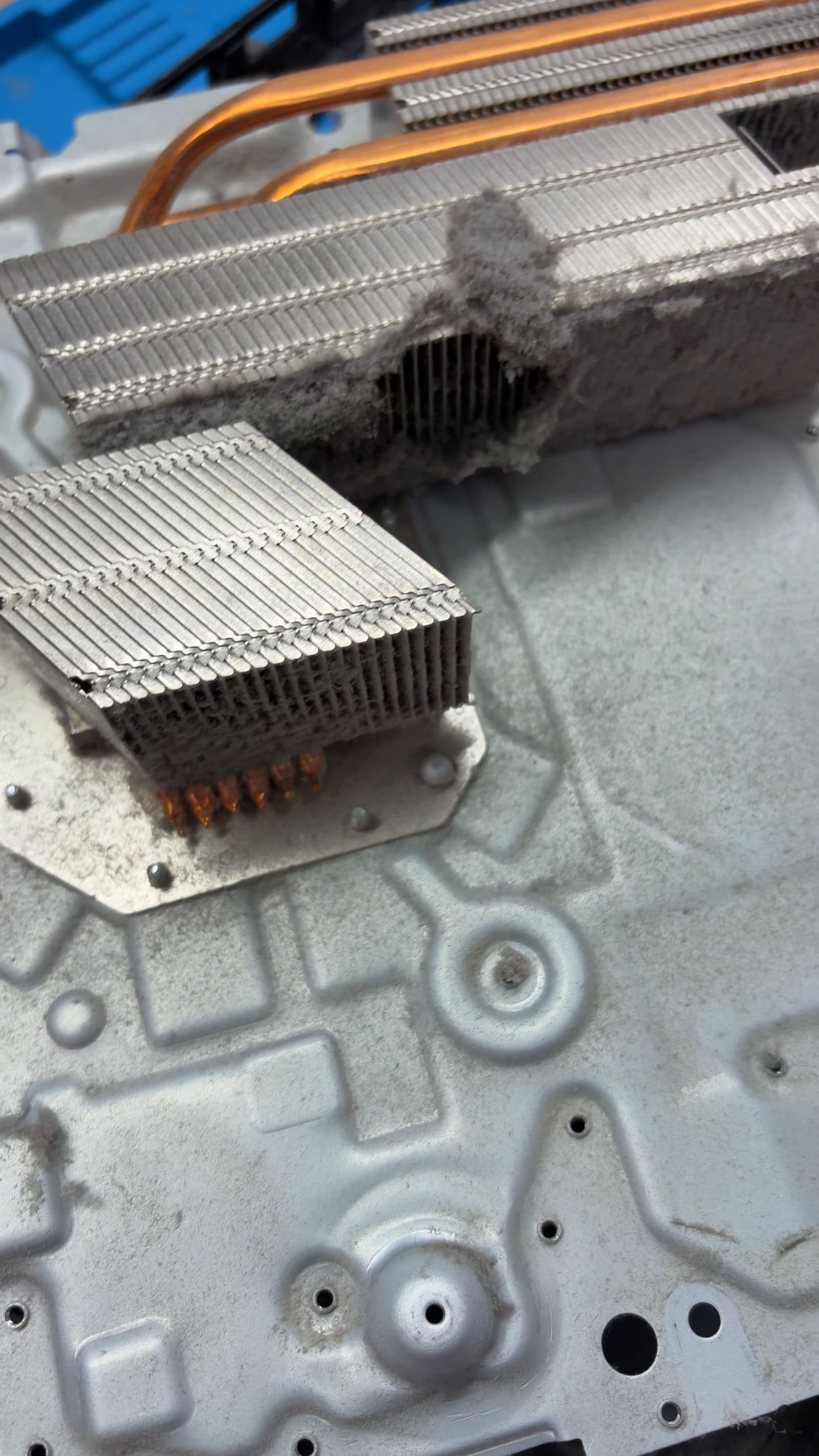 Radiator układu chłodzenia szczelnie zapchany warstwą kurzu przed czyszczeniem